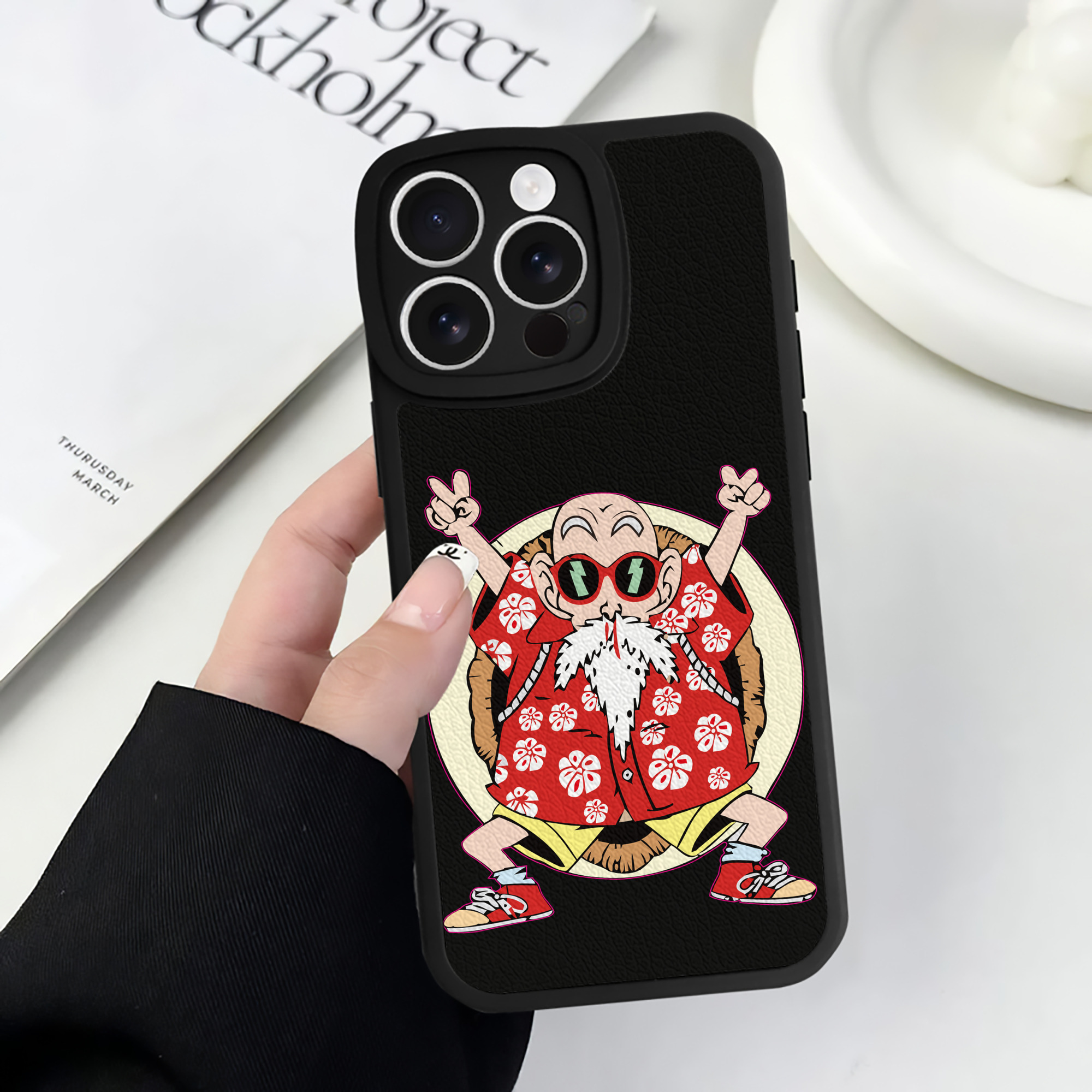 （画像用） ドラゴンボール 亀仙人（かめせんにん） DRAGON BALL Master Roshi Kame Sennin 【iPhone 16シリーズ対応】シリコンスマホケース（レザー調） 材質：シリコン